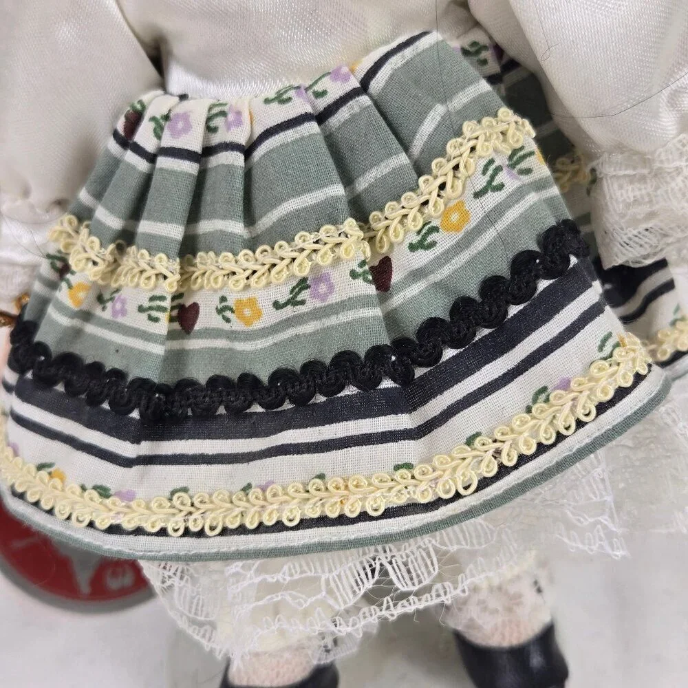 Dolls of the World size color